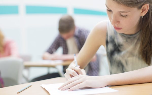 Bac 2026 Toamnă: Peste 33.000 la examen. Primul start la ora