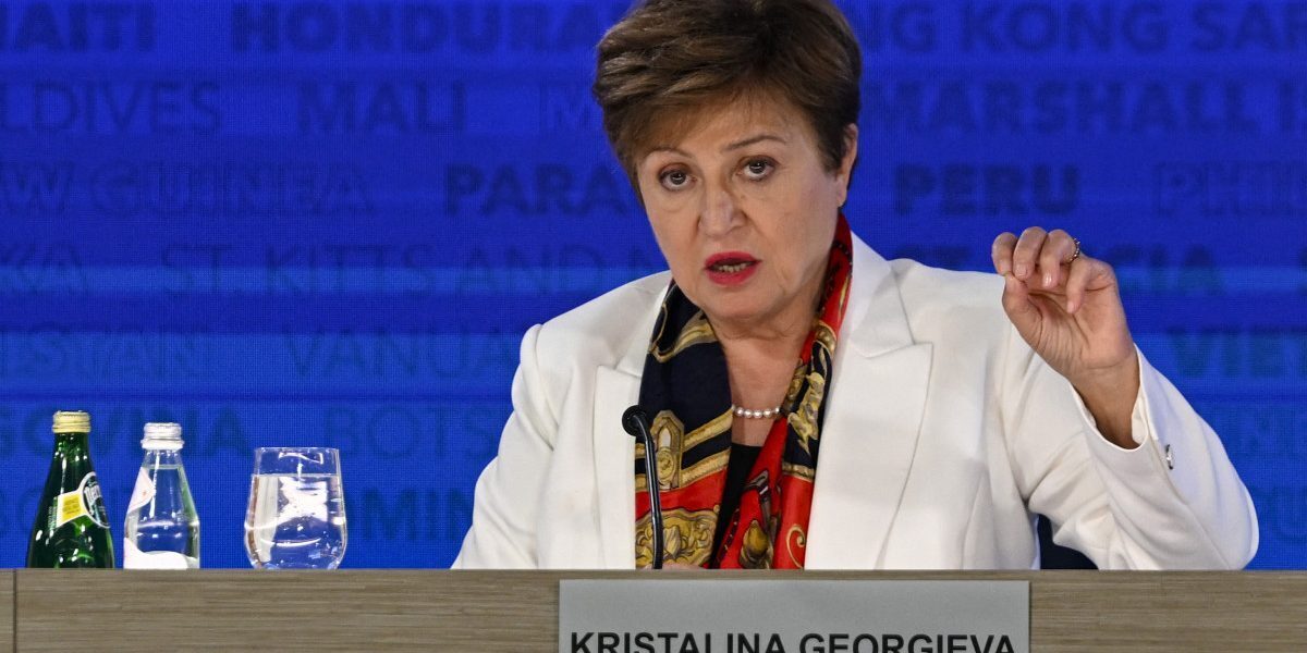 Economia globală supraviețuiește, FMI trage un semnal de alarmă
