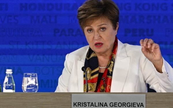 Economia globală supraviețuiește, FMI trage un semnal de alarmă