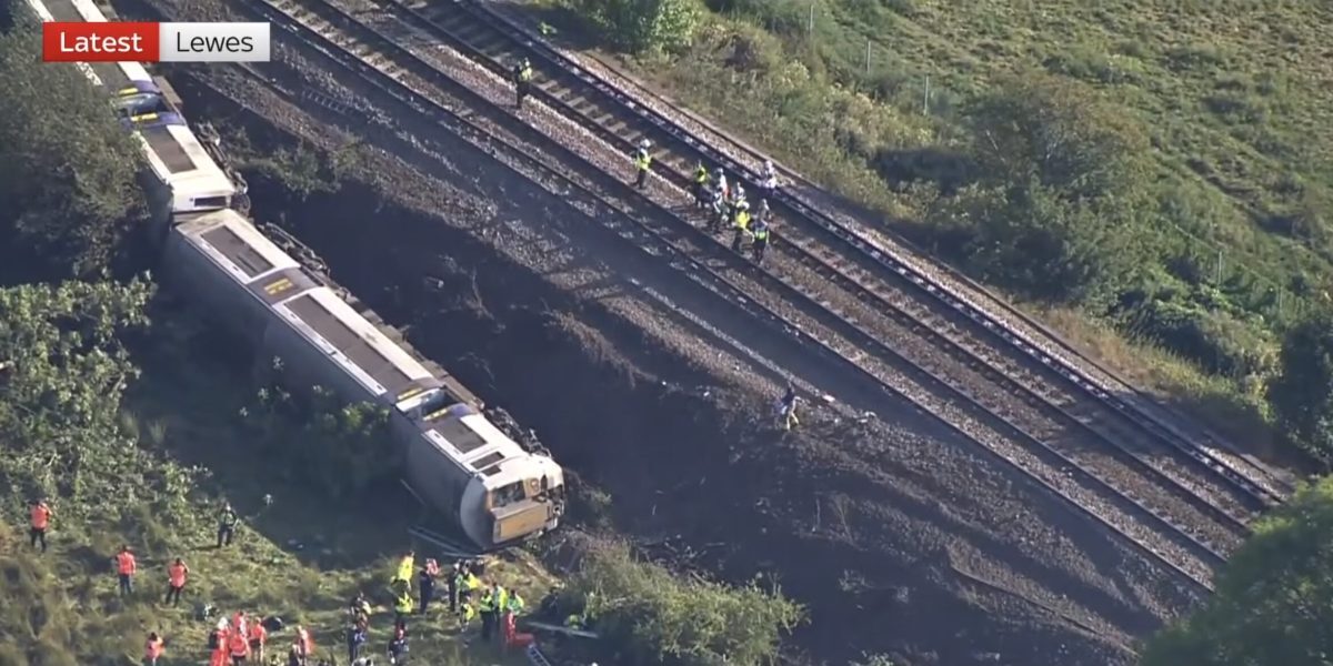 Accident feroviar lângă Brighton: Oameni blocați în vagoane