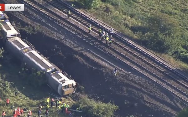 Accident feroviar lângă Brighton: Oameni blocați în vagoane
