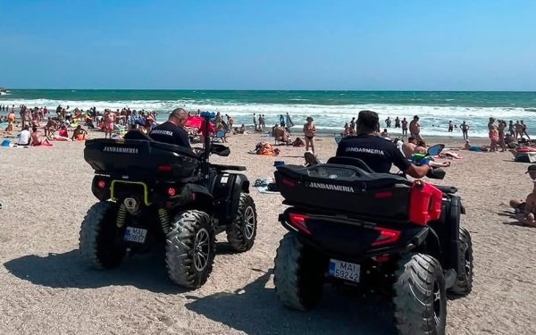 Eforie: Amenzi pe plajă, turiști în apă cu valuri de 2 metri