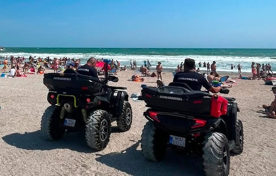 Eforie: Amenzi pe plajă, turiști în apă cu valuri de 2 metri