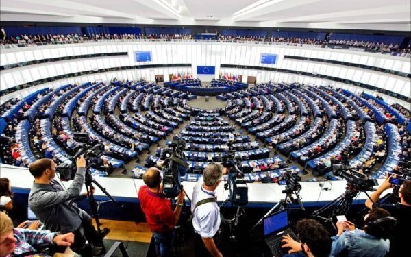 România țintă: UE avertizată să nu înghețe fonduri UE