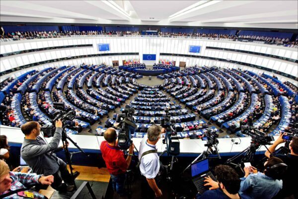 România țintă: UE avertizată să nu înghețe fonduri UE