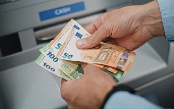 Ferește-te de bancnote false: Fii atent la restul primit în străinătate