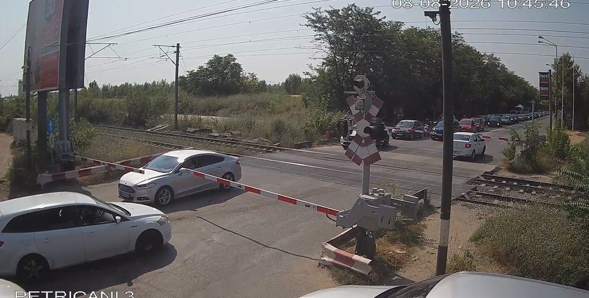 Șoferi blocați la Petricani. CFR avertizează: risc mortal