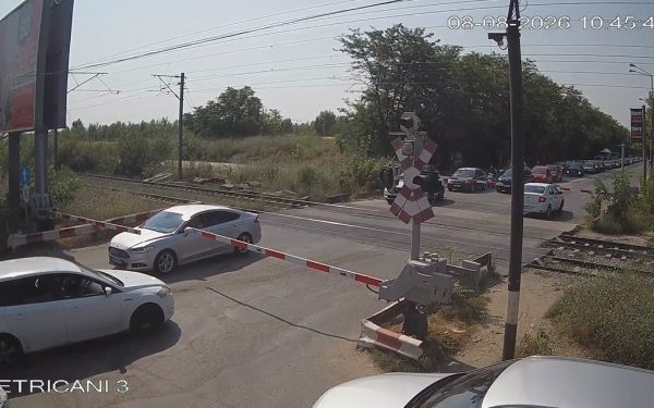 Șoferi blocați la Petricani. CFR avertizează: risc mortal