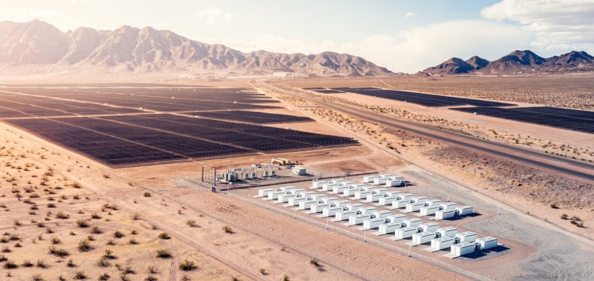 Musk: BATERII TESLA PENTRU IA URIAȘĂ
