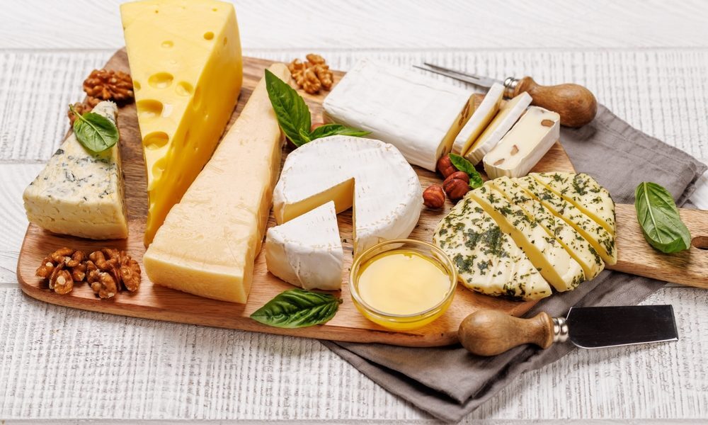 Brânza sănătoasă: Ce alegi? Riscuri și calorii ascunse