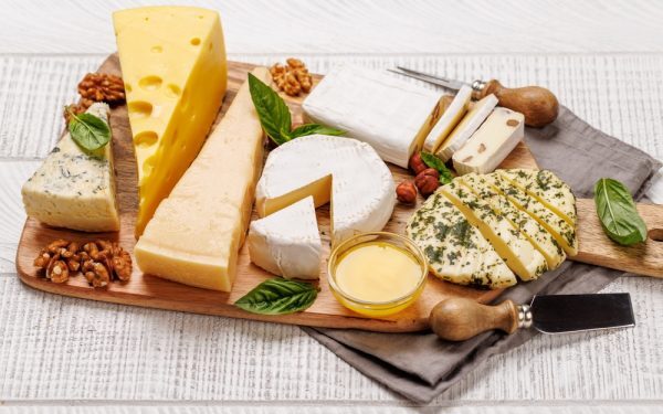 Brânza sănătoasă: Ce alegi? Riscuri și calorii ascunse