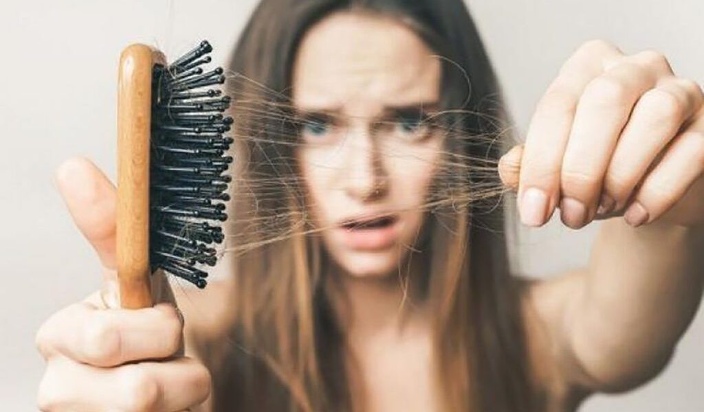 7 semne că îți lipsesc proteinele: păr, mușchi, imunitate afectate