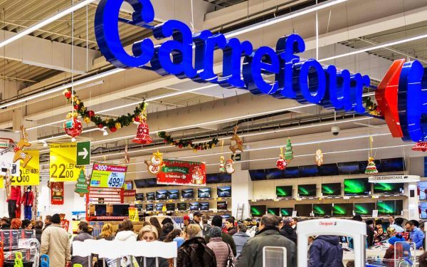 CARREFOUR interzice mașinile electrice în parcările sale din Belgia
