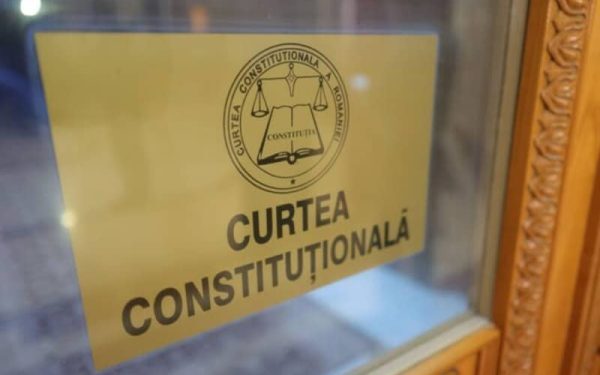 Președintele Dan contestă la CCR legea integrității