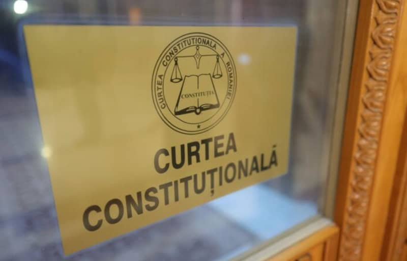 Președintele Dan contestă la CCR legea integrității