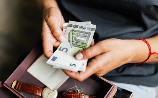 Euro: Numerarul bate digitalul, dar plățile mobile cresc rapid