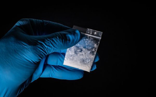 Copil de 10 ani, drogat la Arad! Reținuți 10 suspecți