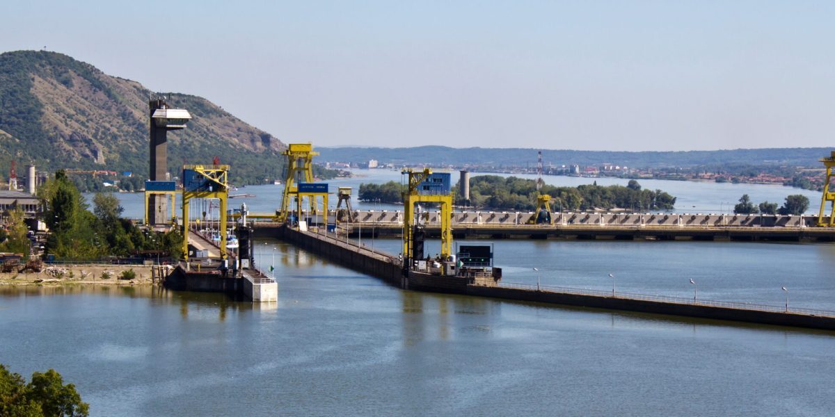 România, pe muchie de cuțit: 19 GW instalați, dar produce doar o treime. Criza energetică se agravează