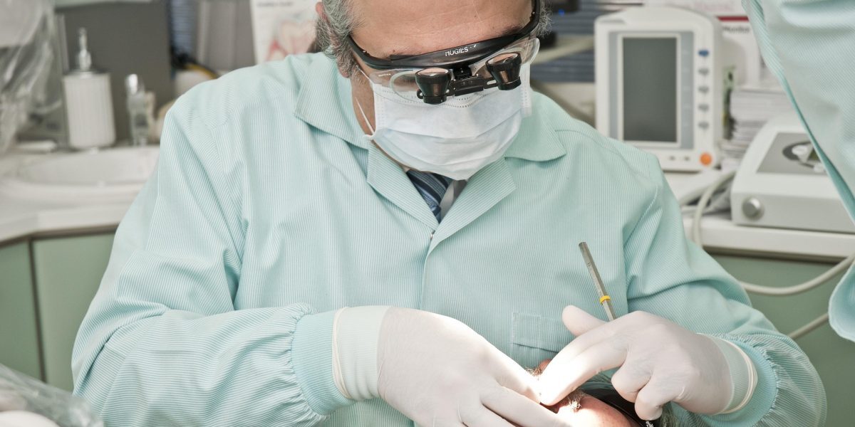Stomatolog de 73 de ani, acuzat de fraude medicale la Botoșani