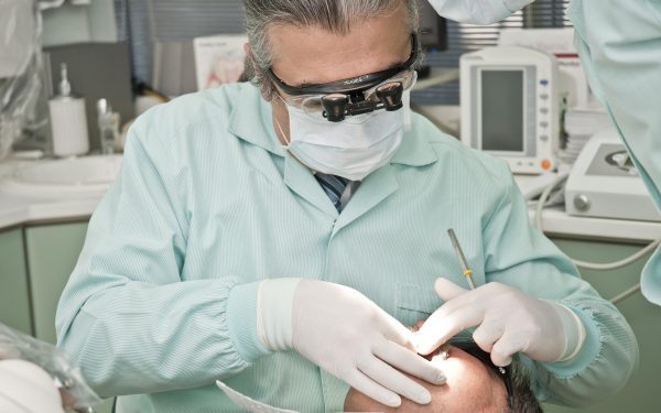 Stomatolog de 73 de ani, acuzat de fraude medicale la Botoșani
