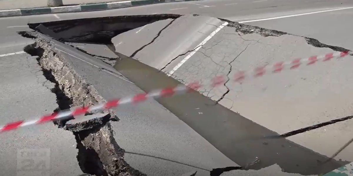 Șosea prăbușită în București, zonă Eroilor. Intervenție Apa Nova