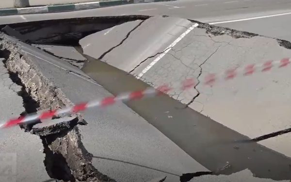 Șosea prăbușită în București, zonă Eroilor. Intervenție Apa Nova