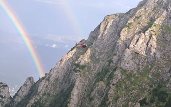 Germani blocați pe cel mai mare perete din România, salvați prin 112