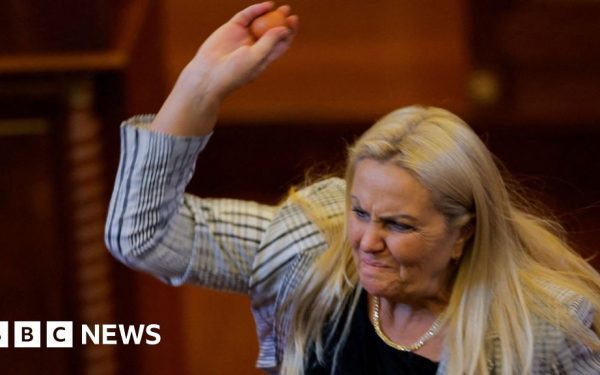 Opozantul din Kosovo aruncă ouă în premier