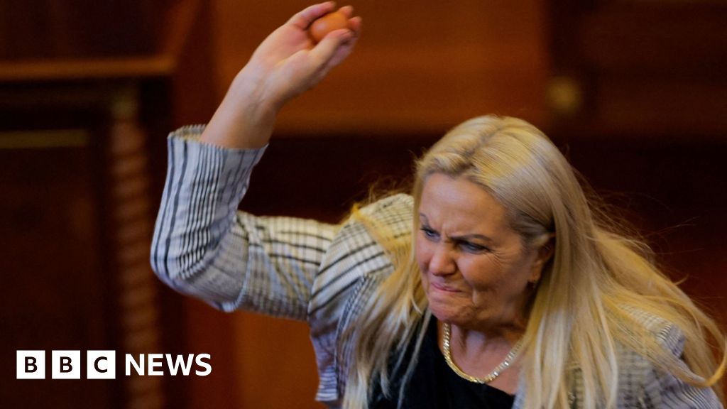 Opozantul din Kosovo aruncă ouă în premier