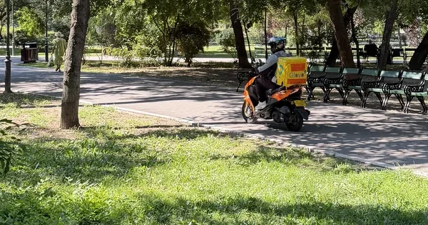 Glovo, scuter și parcul Cișmigiu: ce se întâmplă