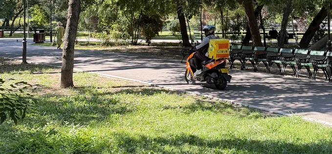Glovo, scuter și parcul Cișmigiu: ce se întâmplă