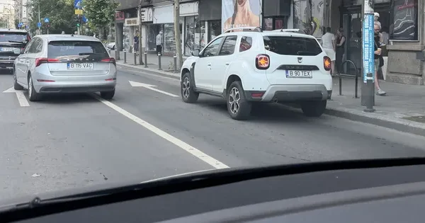 Mașină pe Magheru, pe banda autobuzelor, sfidând legea