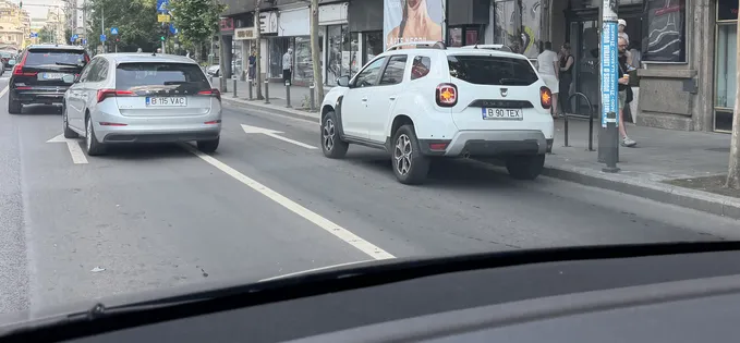 Mașină pe Magheru, pe banda autobuzelor, sfidând legea