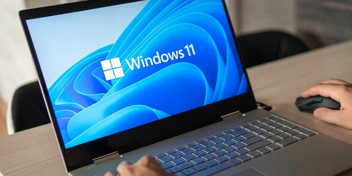 Laptopul lent cu priza: Setarea Windows 11 ce-i fură viteza