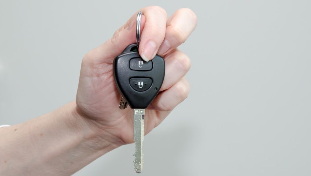 Folie de aluminiu la cheia mașinii: Românii au un motiv surprinzător