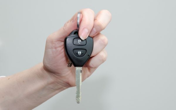 Folie de aluminiu la cheia mașinii: Românii au un motiv surprinzător