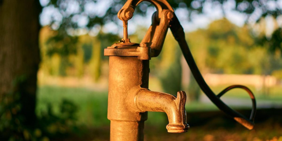 Arad: 20 ani fără apă curentă, speranțe înecate în noroi