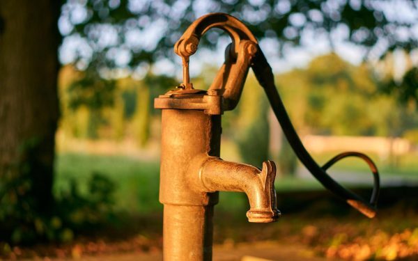 Arad: 20 ani fără apă curentă, speranțe înecate în noroi