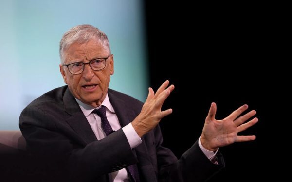 Gates cere taxe pentru AI și locuri protejate pentru oameni