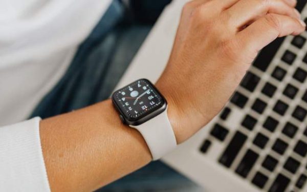 Apple Watch revoluționar: ecran rotund și versiune fără display