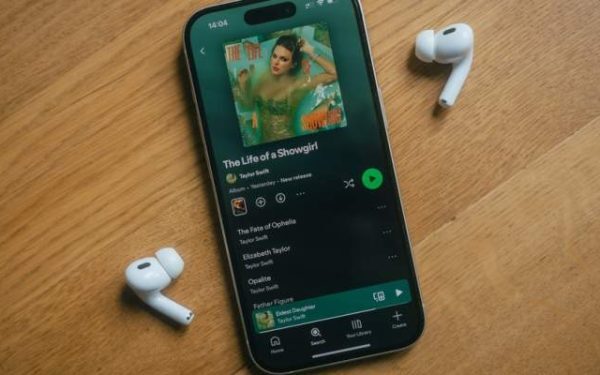 Spotify diferențiază artiștii AI cu eticheta Persona