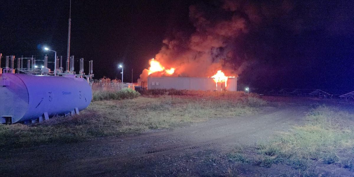 Incendiu violent la Stâlpu, Buzău: Hală de stocare energie a luat foc