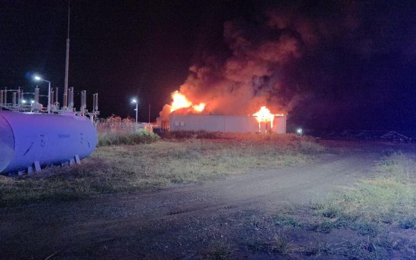 Incendiu violent la Stâlpu, Buzău: Hală de stocare energie a luat foc