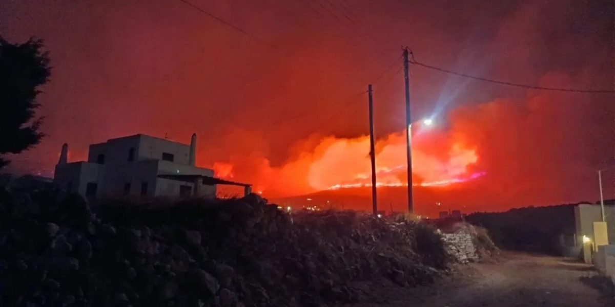 Incendiu violent în București, flăcări mari pe cer