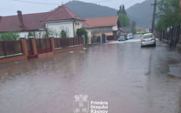 Râșnov: Ploaie torențială, canalizarea cedează