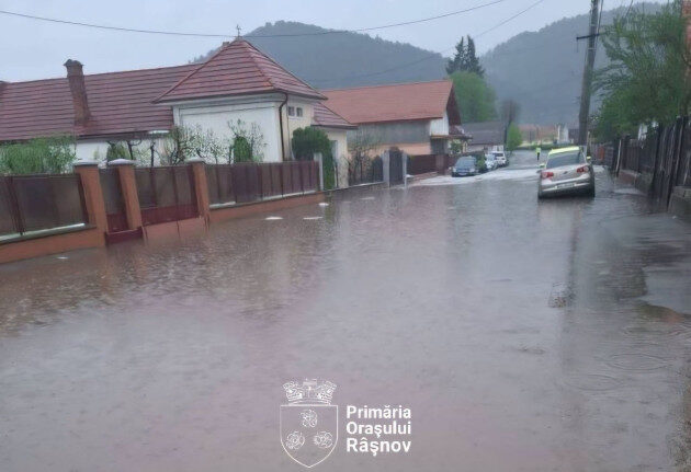 Râșnov: Ploaie torențială, canalizarea cedează