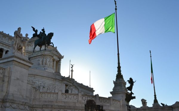 Italia prelungește controalele din porturi și aeroporturi cu Spania
