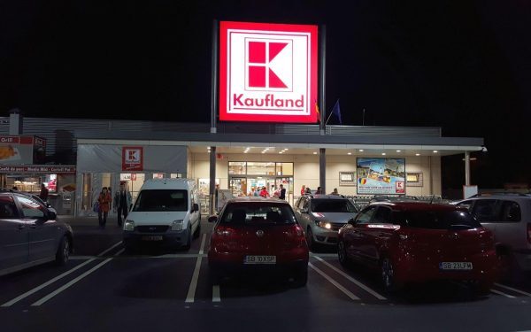Kaufland îți vinde acum locuri de parcare