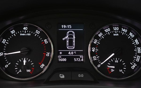 Mașină second-hand? Testul rapid dezvăluie kilometrajul dat înapoi