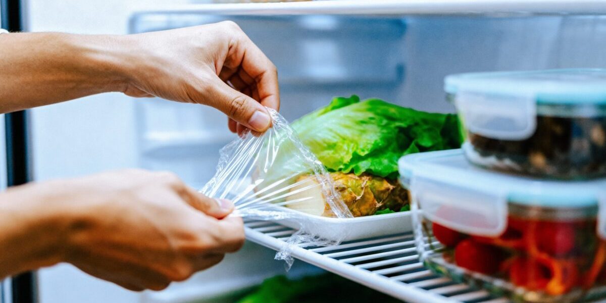 Cât țin alimentele după pană? Riscul consumului